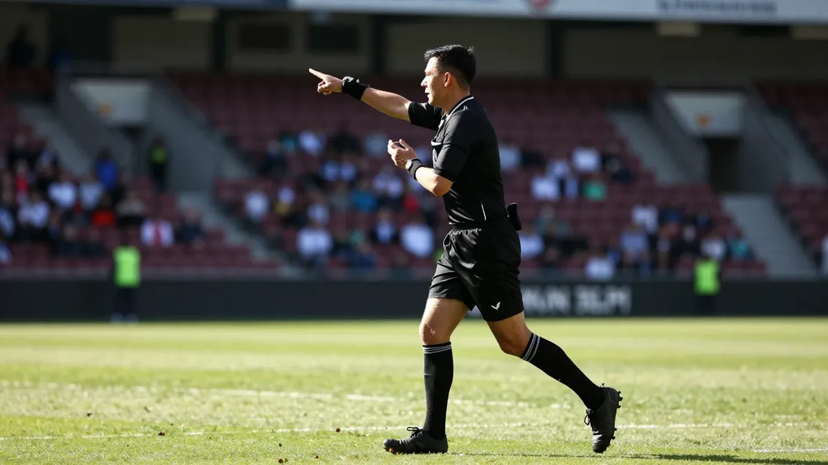 Nazareno Arasa, suspendido recientemente por la AFA, será el árbitro central del clásico ante Boca Juniors, un...