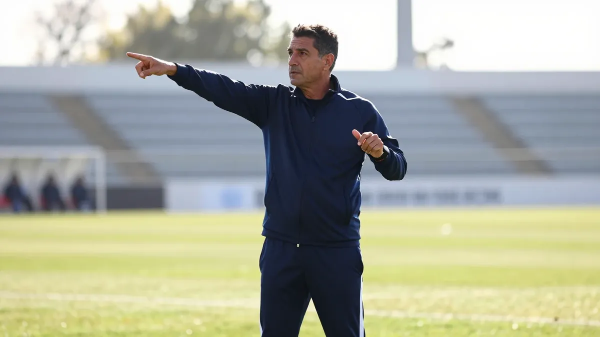 Rubén Darío Insua has named the starting XI for Sunday's Independiente derby, choosing Corujo over Córdoba and welcoming...